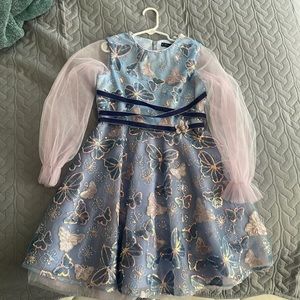 Dress. Very elegant . New . Never been worn. Fits ages 5-7 years old .